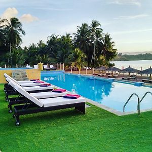 Foxy'S Beach Resort